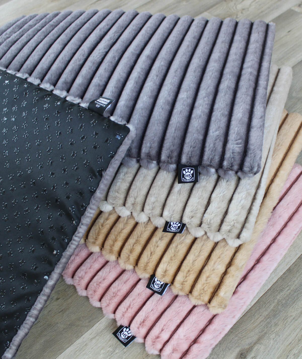 Hundedecke Exklusiv Stripes mit Antirutsch und Füllung