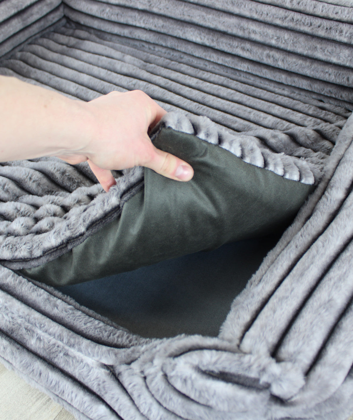 Hundebett Kuschelbett Deluxe Stripes mit Einstieg orthopädisch