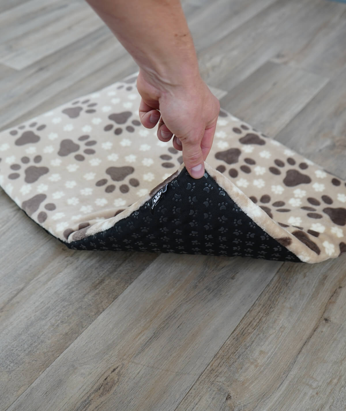 Hundedecke aus Motiv-Fleece mit Anti-Rutsch – weich, rutschfest & waschbar