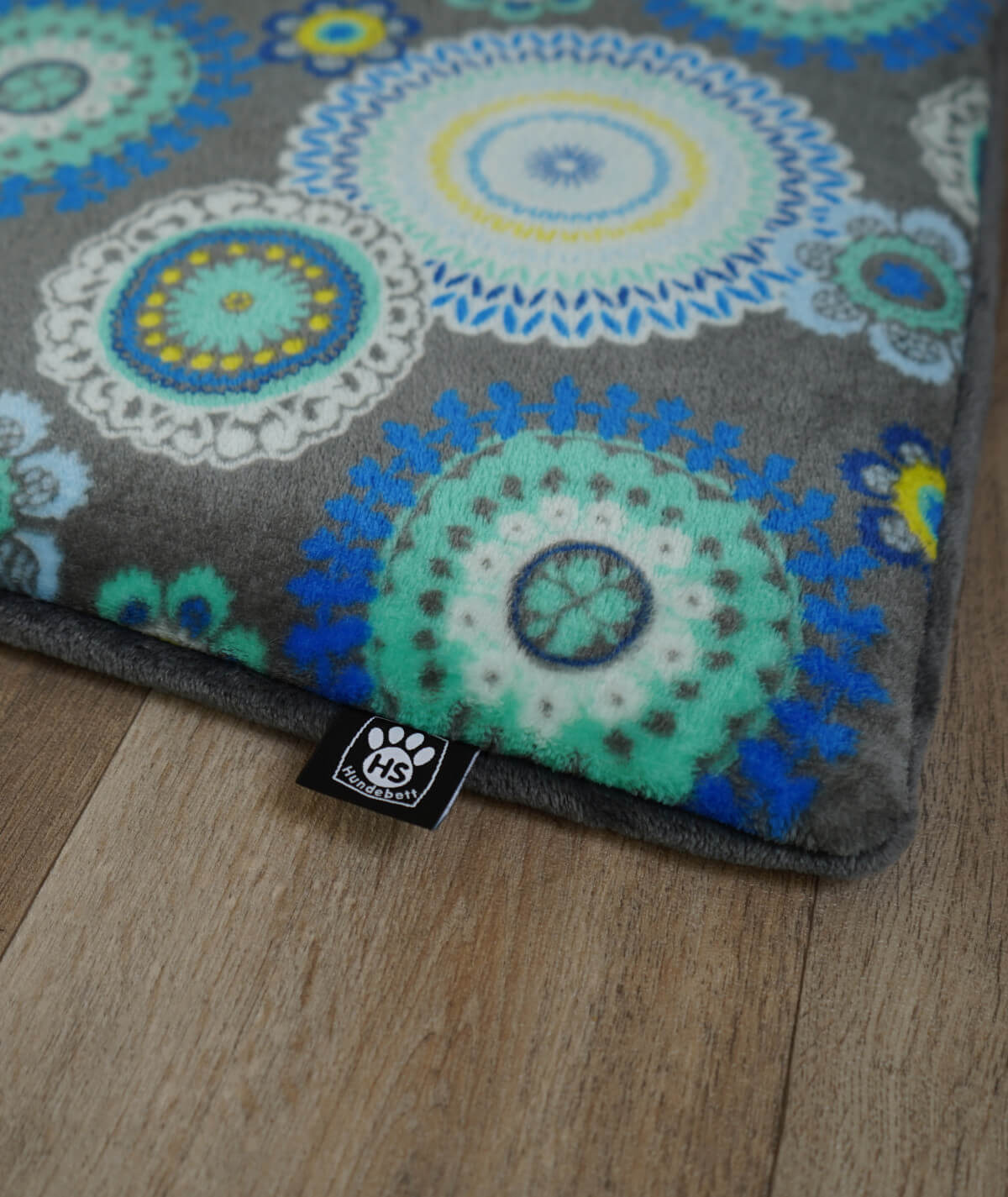 Hundedecke aus Motiv-Fleece mit Füllung – weich, gemütlich & waschbar