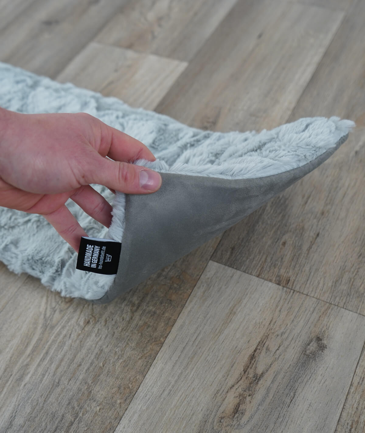 Anti-slip anchor blanket with filling