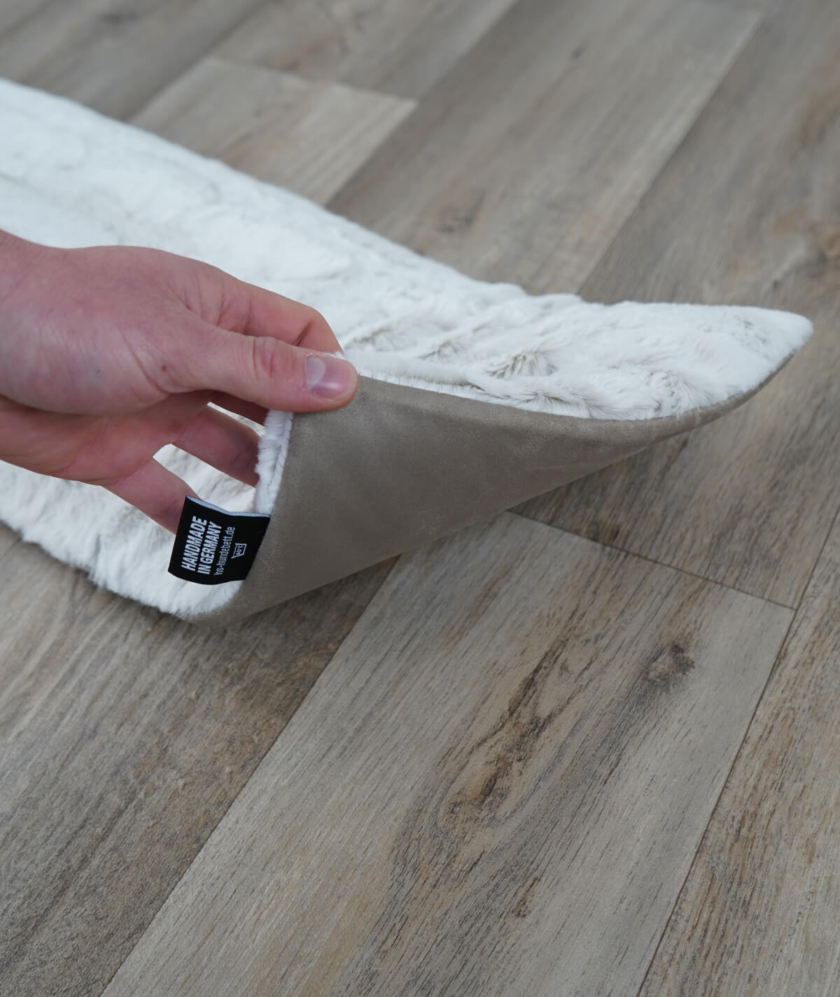 Anti-slip anchor blanket with filling