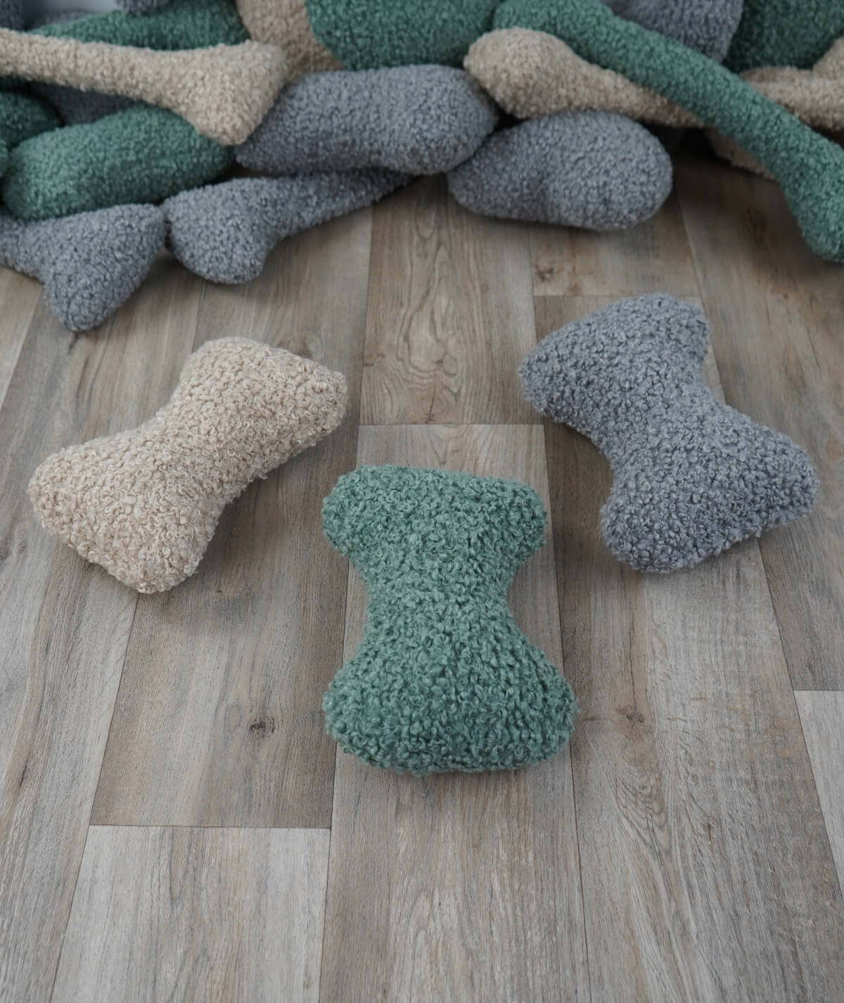 Knochen Hundespielzeug aus Teddy – robust, weich & waschbar