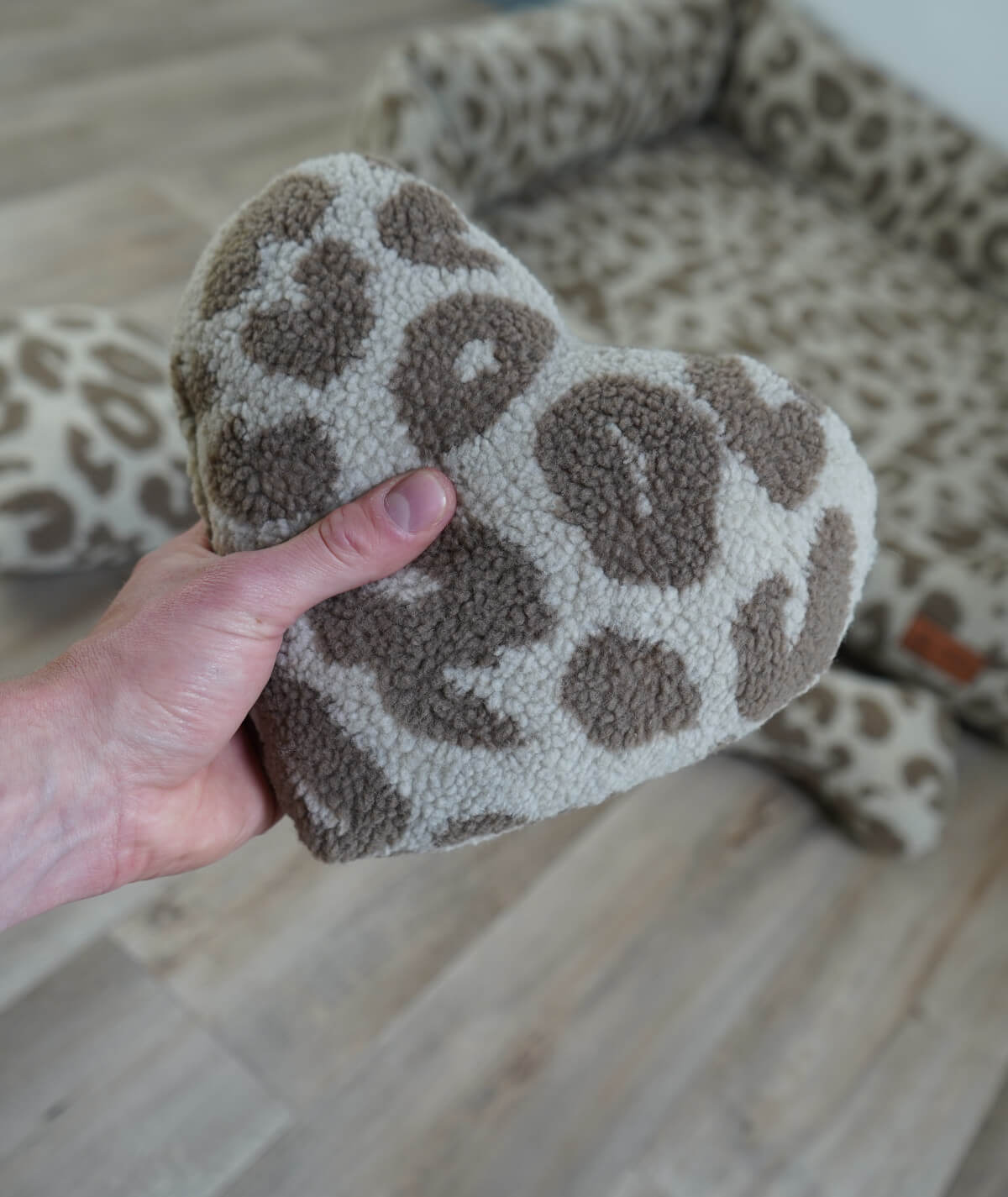 Herz Hundespielzeug aus Teddy – robust, weich & waschbar