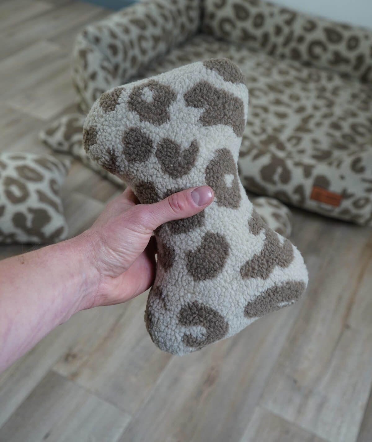 Knochen Hundespielzeug aus Teddy – robust, weich & waschbar