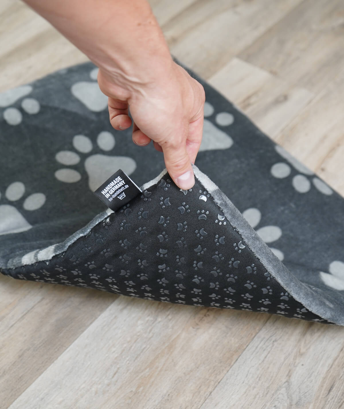 Hundedecke aus Motiv-Fleece mit Anti-Rutsch – weich, rutschfest & waschbar