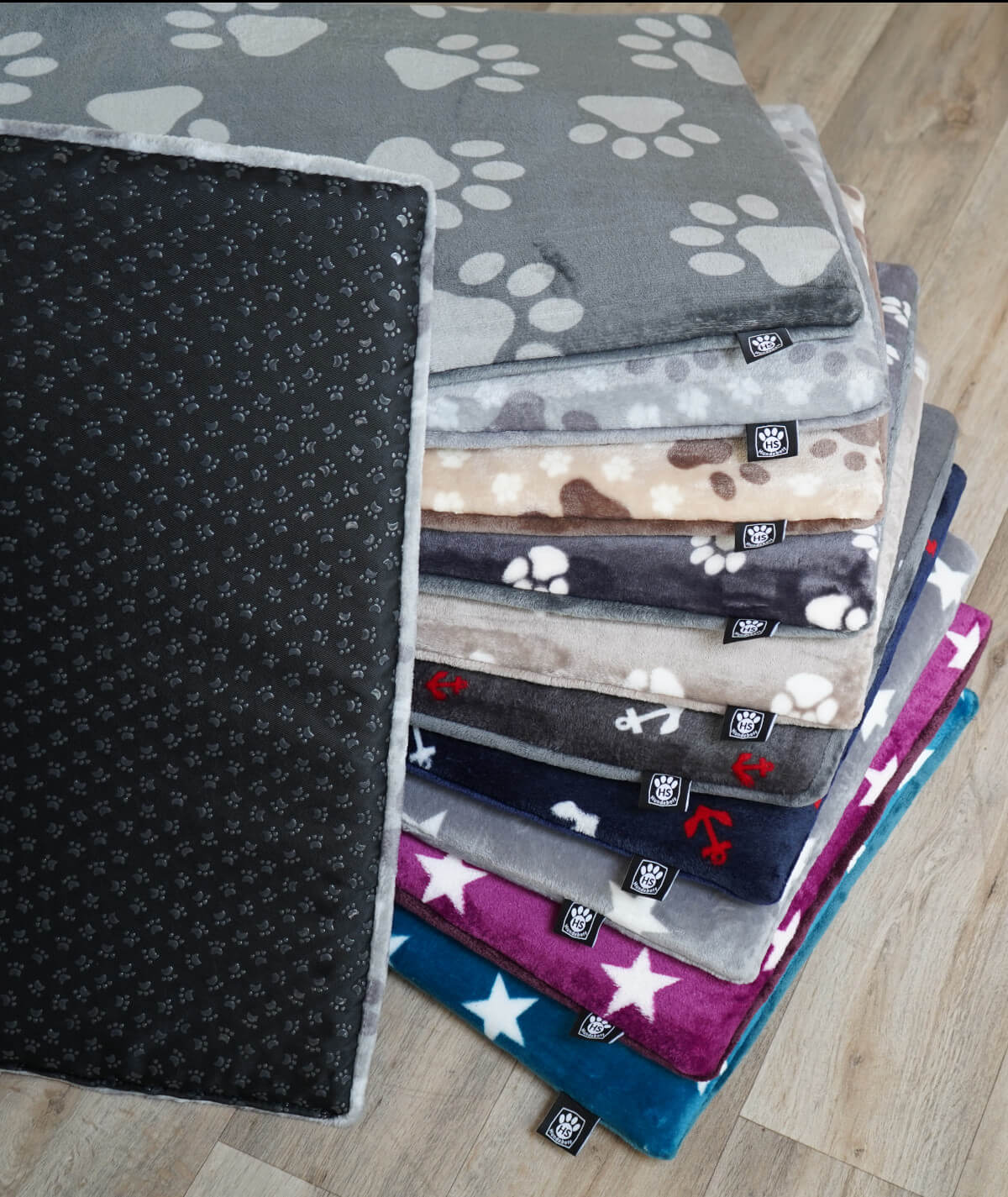 Hundedecke aus Motiv-Fleece mit Anti-Rutsch – weich, rutschfest & waschbar