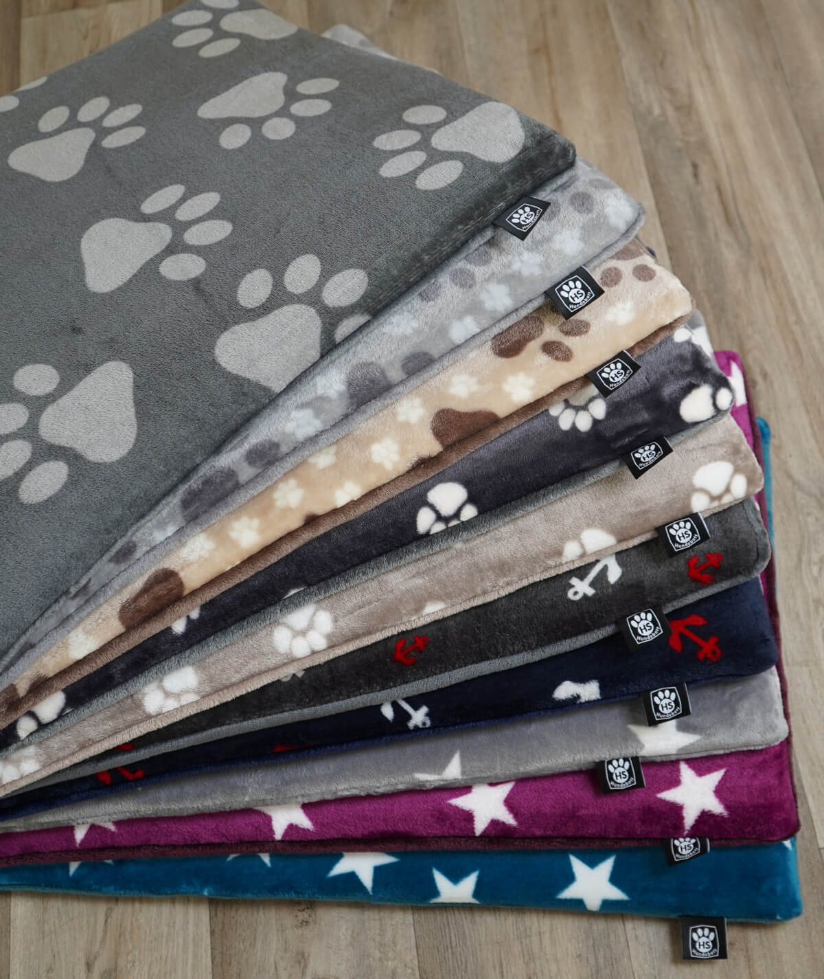Hundedecke aus Motiv-Fleece mit Füllung – weich, gemütlich & waschbar